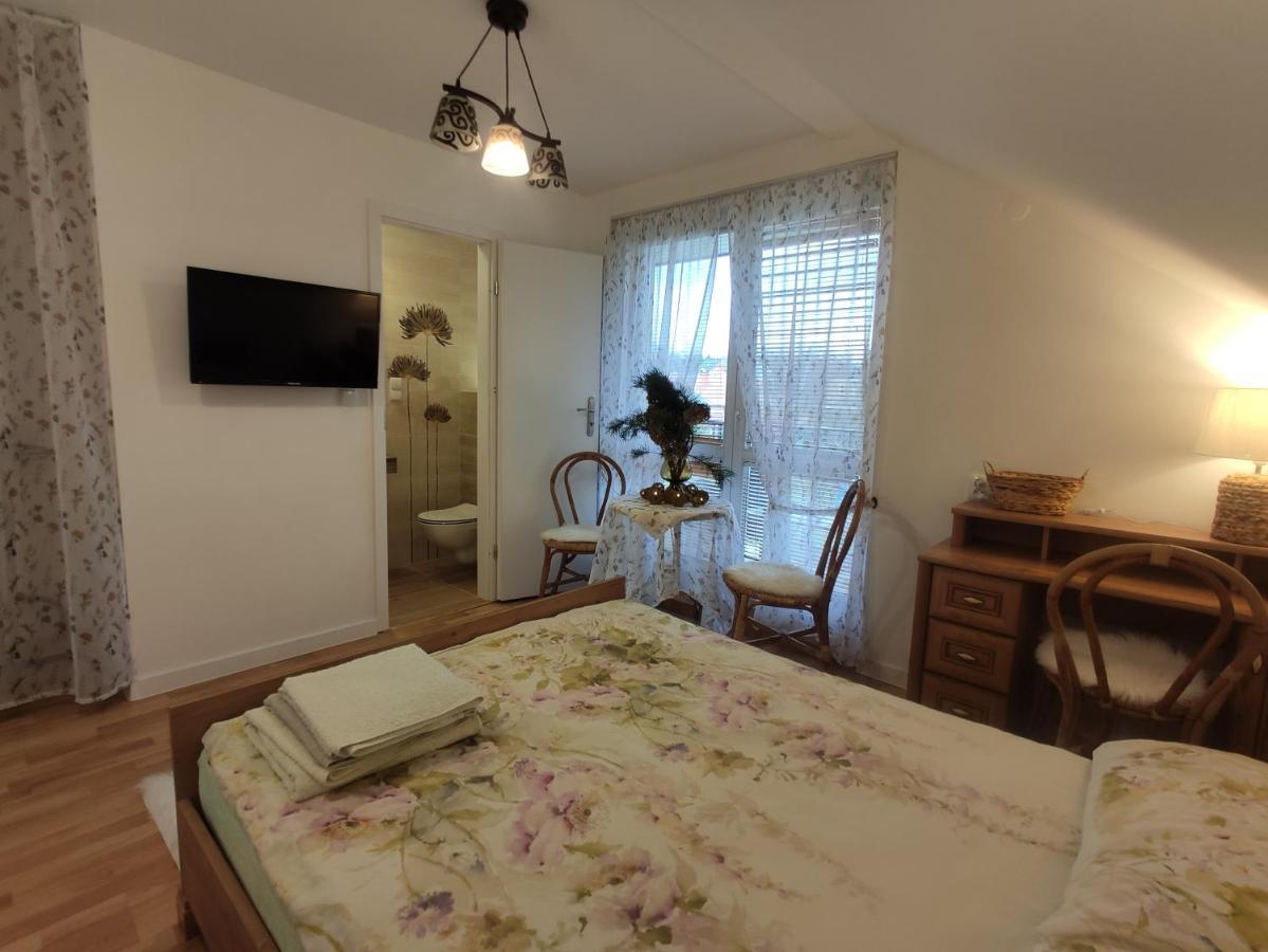Appartement Przystanek Pod Skalkami à Lesko Extérieur photo
