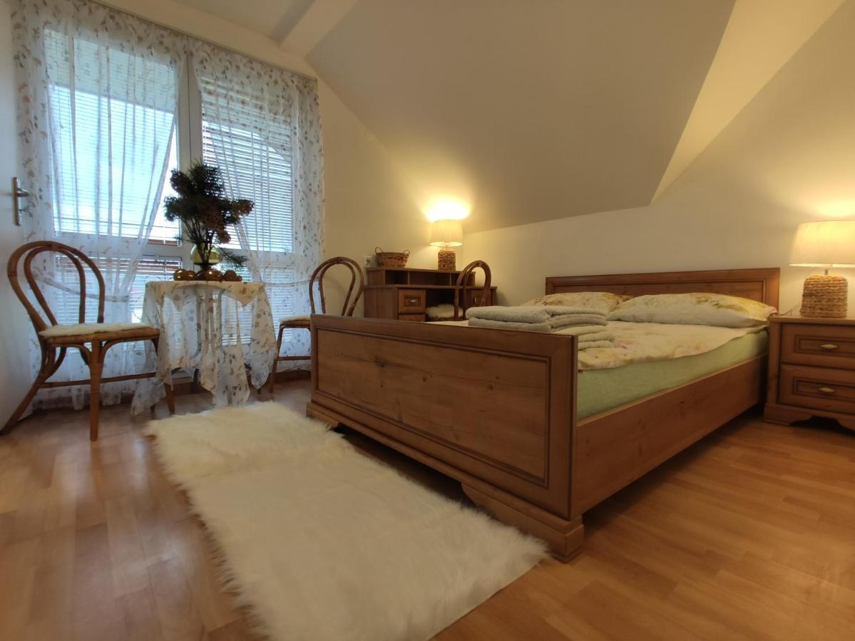 Appartement Przystanek Pod Skalkami à Lesko Extérieur photo