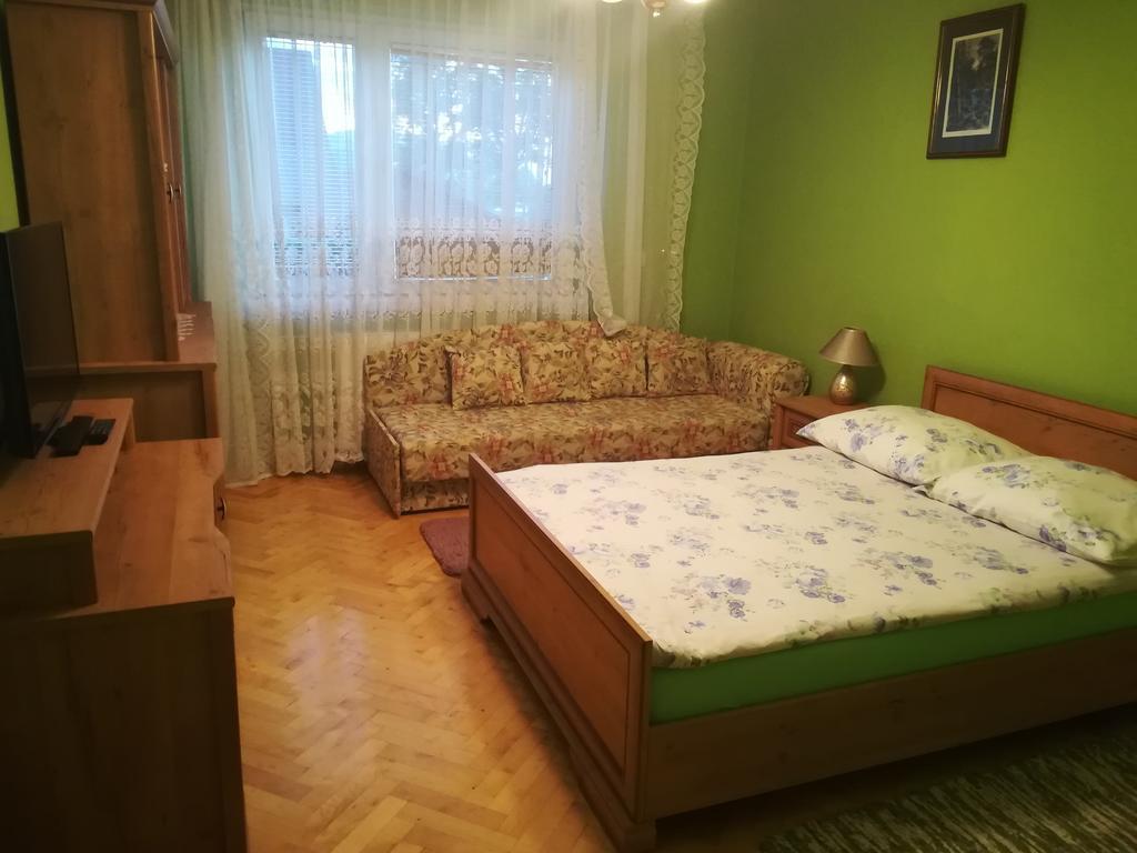 Appartement Przystanek Pod Skalkami à Lesko Extérieur photo